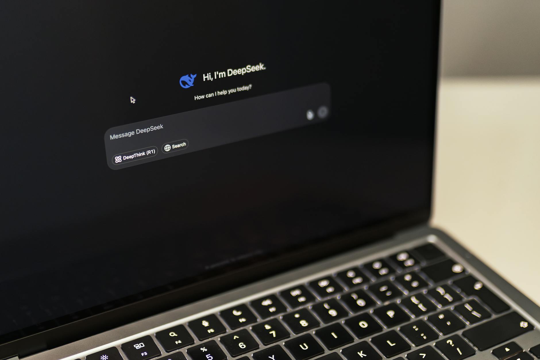Ekran MacBooka z interfejsem DeepSeek AI podczas pracy na komputerze
