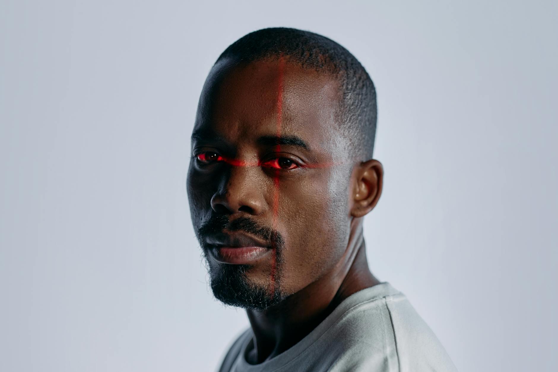 Mężczyzna skanowany laserem, symbol sztucznej inteligencji w bezpieczeństwie sie