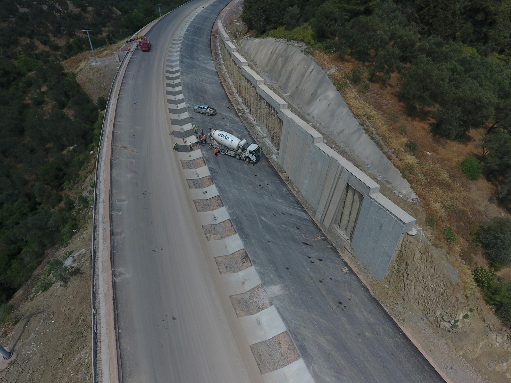 Budowa wielopasmowej drogi ekspresowej z ciężkim sprzętem