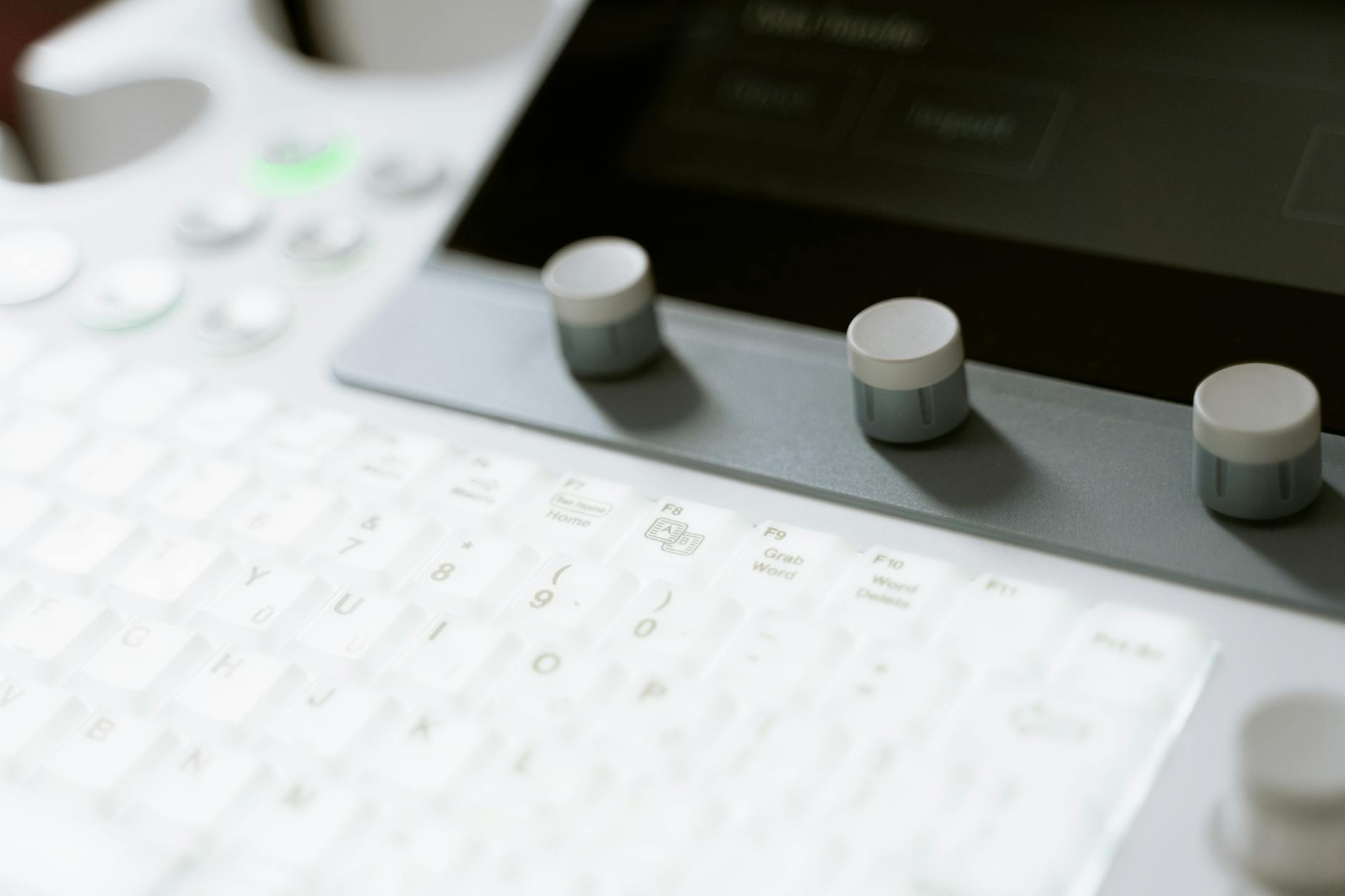 Klawiatura i pokrętła aparatu USG w szpitalnej sali