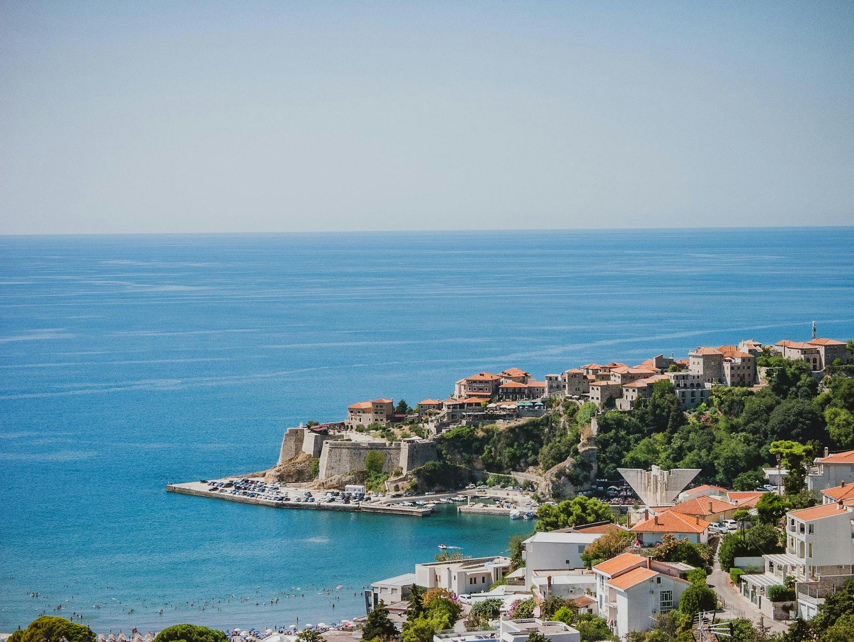 Historyczne wybrzeże Ulcinj z lotu ptaka nad lazurowym Adriatykiem