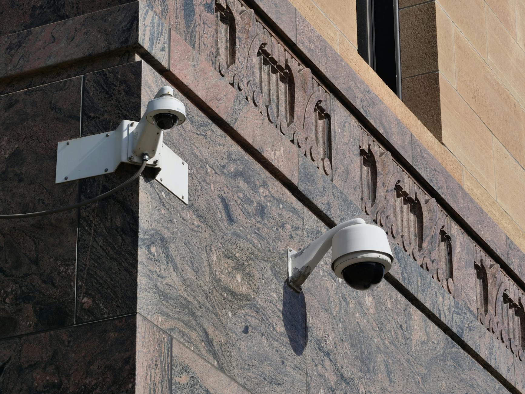 Kamery monitoringu na ozdobnym narożniku budynku w inteligentnym mieście