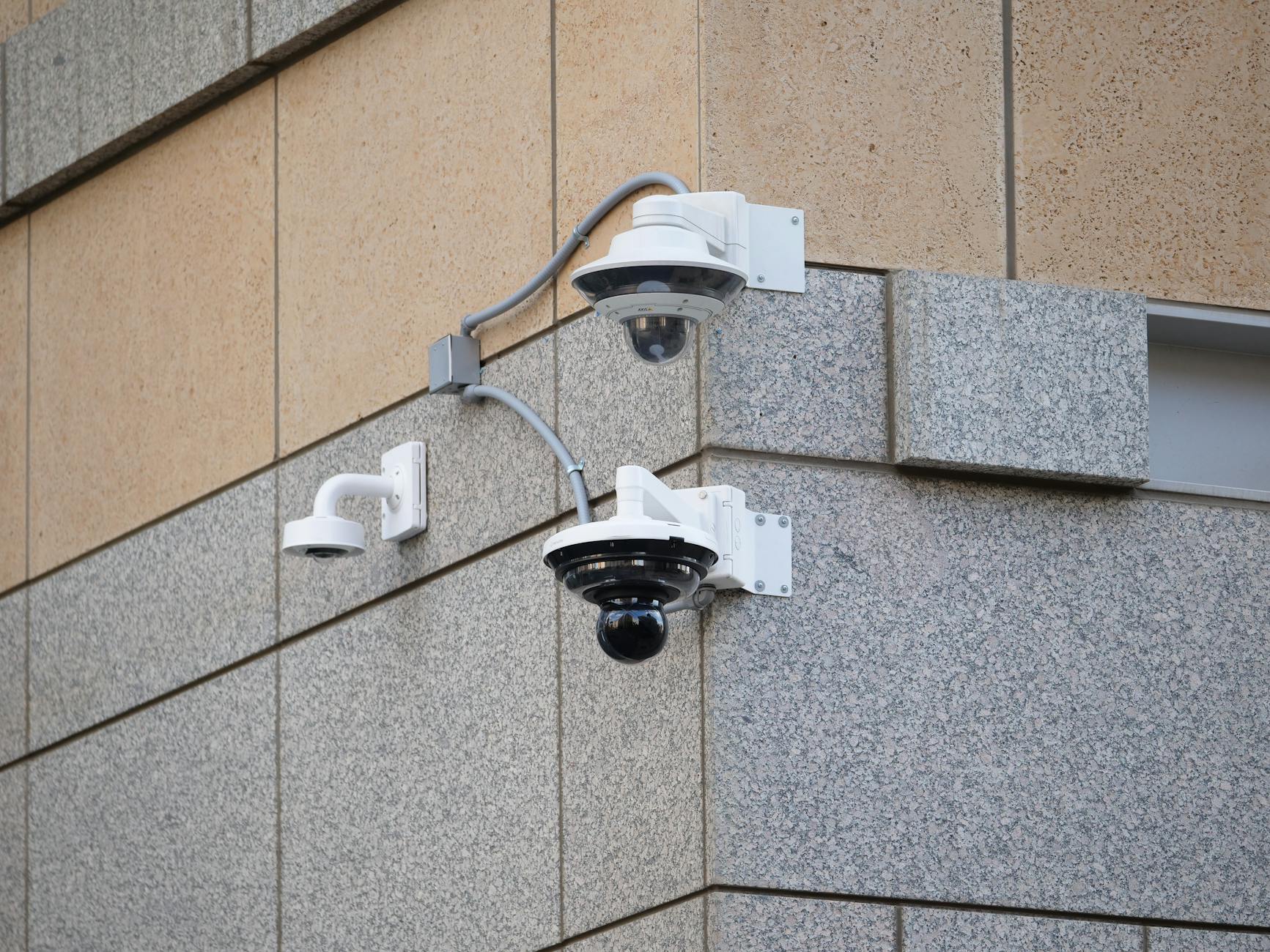 Kamery monitoringu na ścianie budynku w inteligentnym mieście