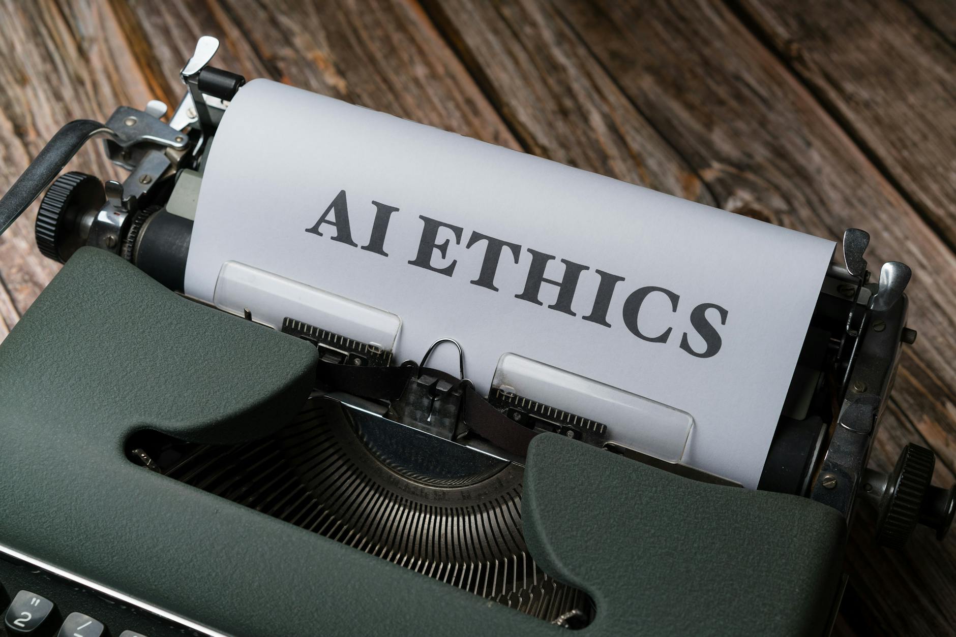 Retro maszyna do pisania z kartką AI Ethics na biurku