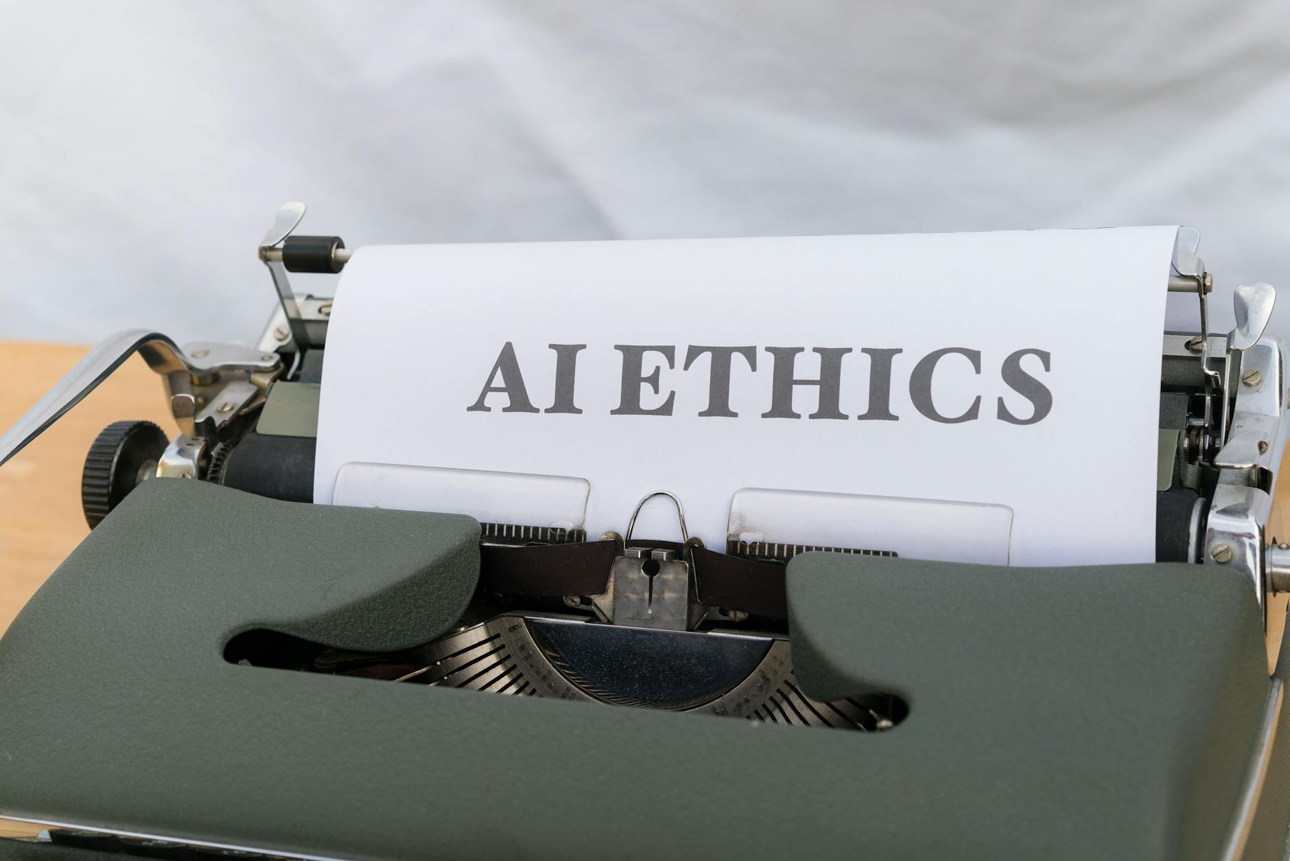 Meta wprowadza generatywne AI do komunikatorów: testujemy, co to oznacza dla Twojej prywatności Zbliżenie na starą maszynę do pisania z napisem AI ETHICS na kartce