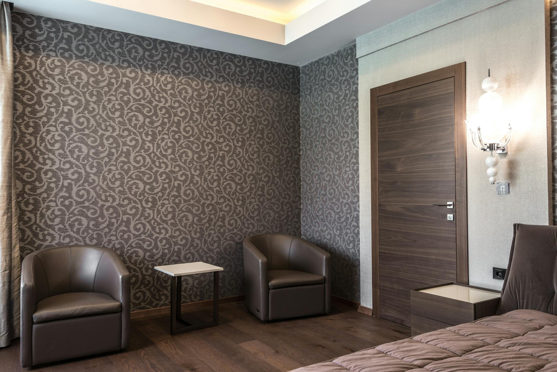 Luksusowa sypialnia hotelowa z nowoczesnymi meblami i eleganckim wystrojem