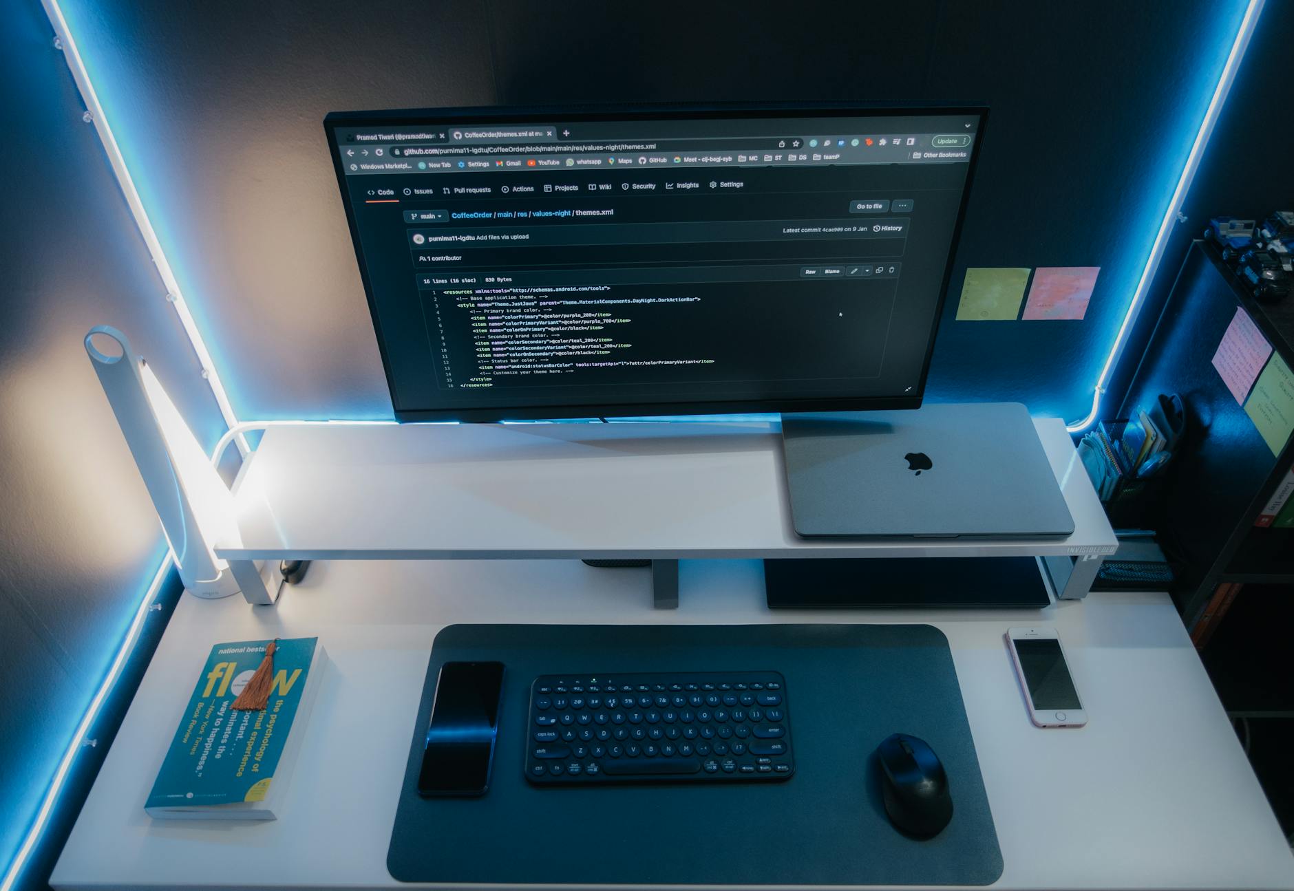 Minimalistyczne biurko z nowoczesnym komputerem i neonowym podświetleniem