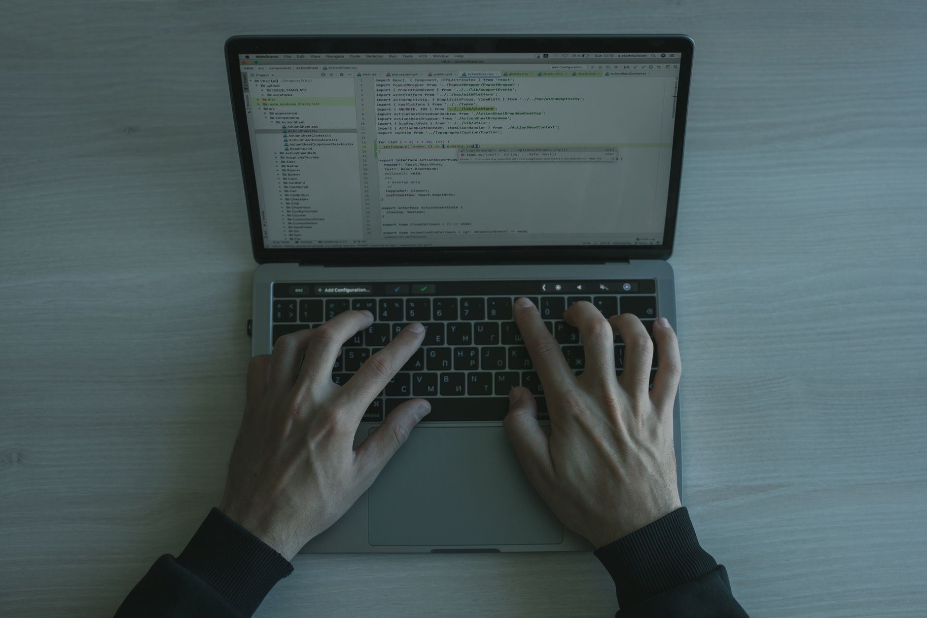 Programista pisze kod na laptopie podczas pracy nad oprogramowaniem