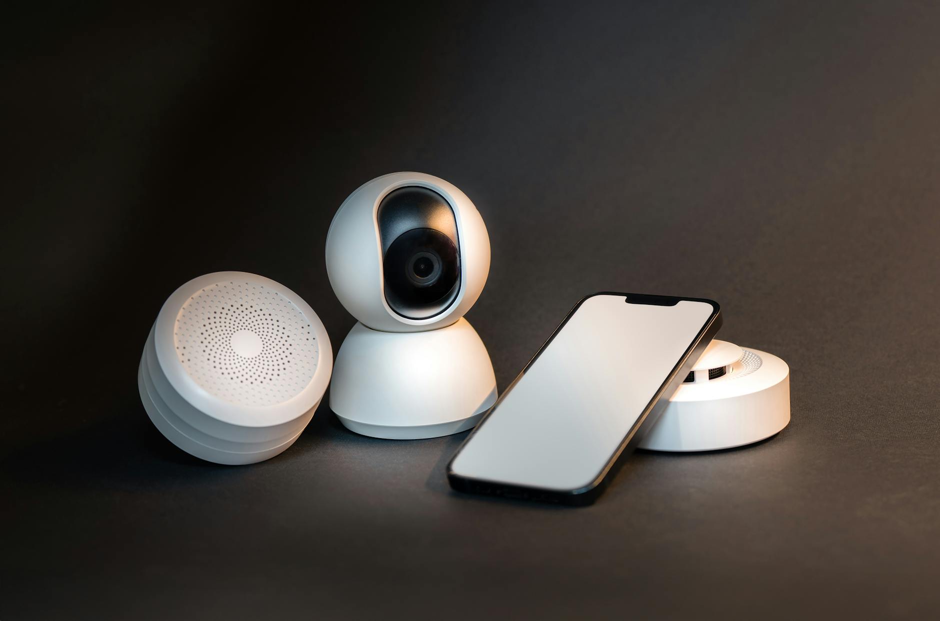 Smartfon i urządzenia smart home na szarym minimalistycznym tle