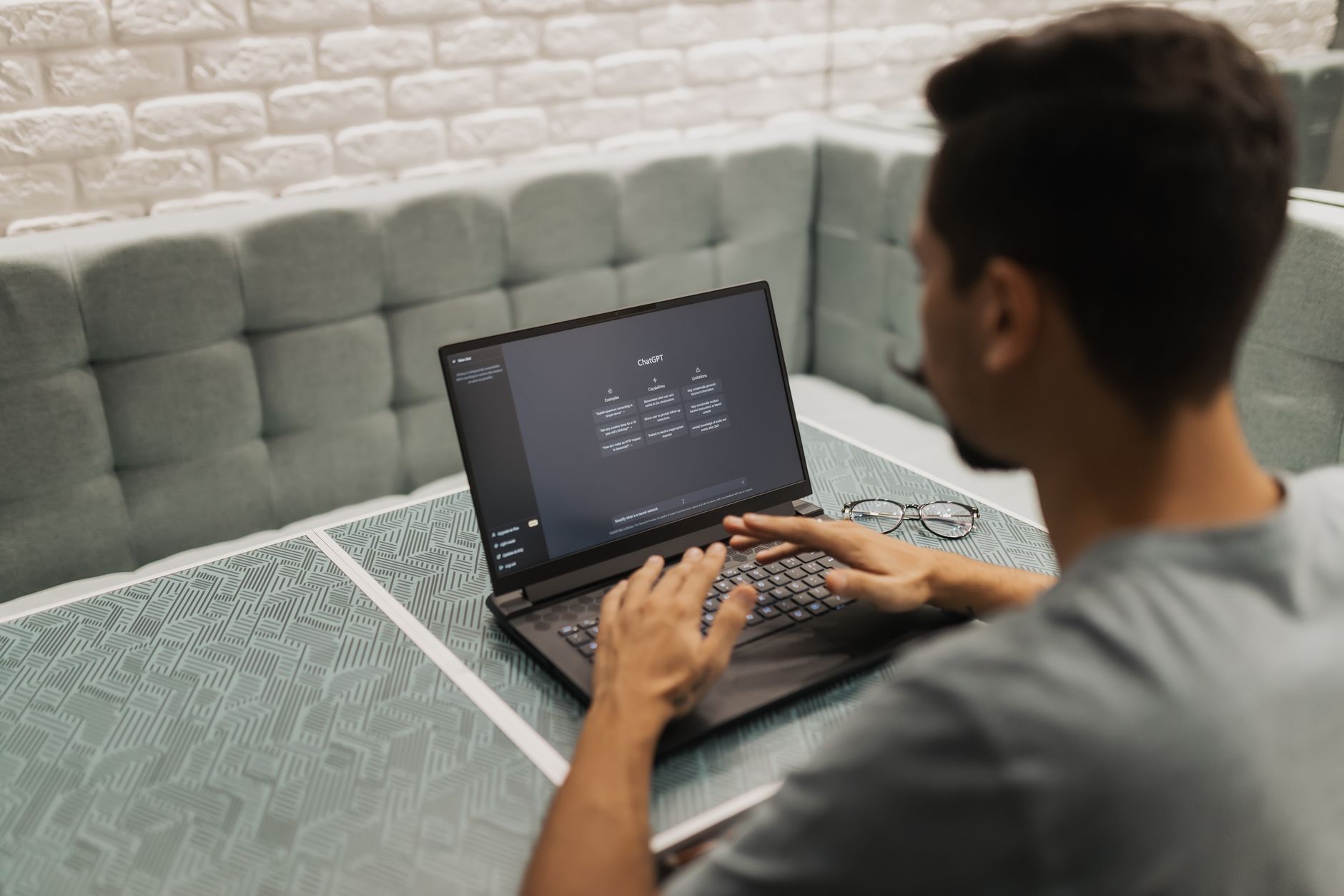 Mężczyzna pracujący na laptopie w nowoczesnym, przytulnym biurze AI