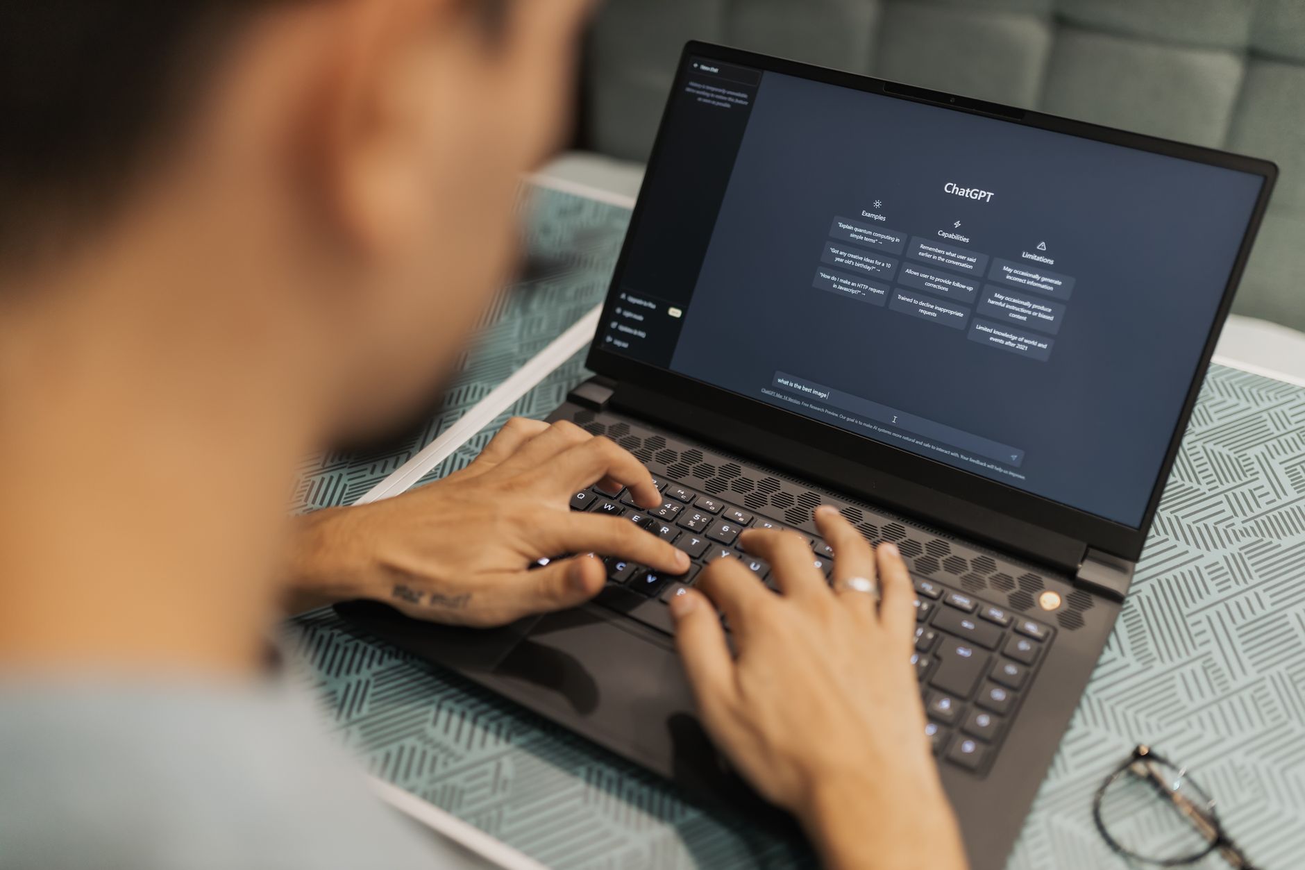 Osoba pracuje na laptopie z oprogramowaniem sztucznej inteligencji