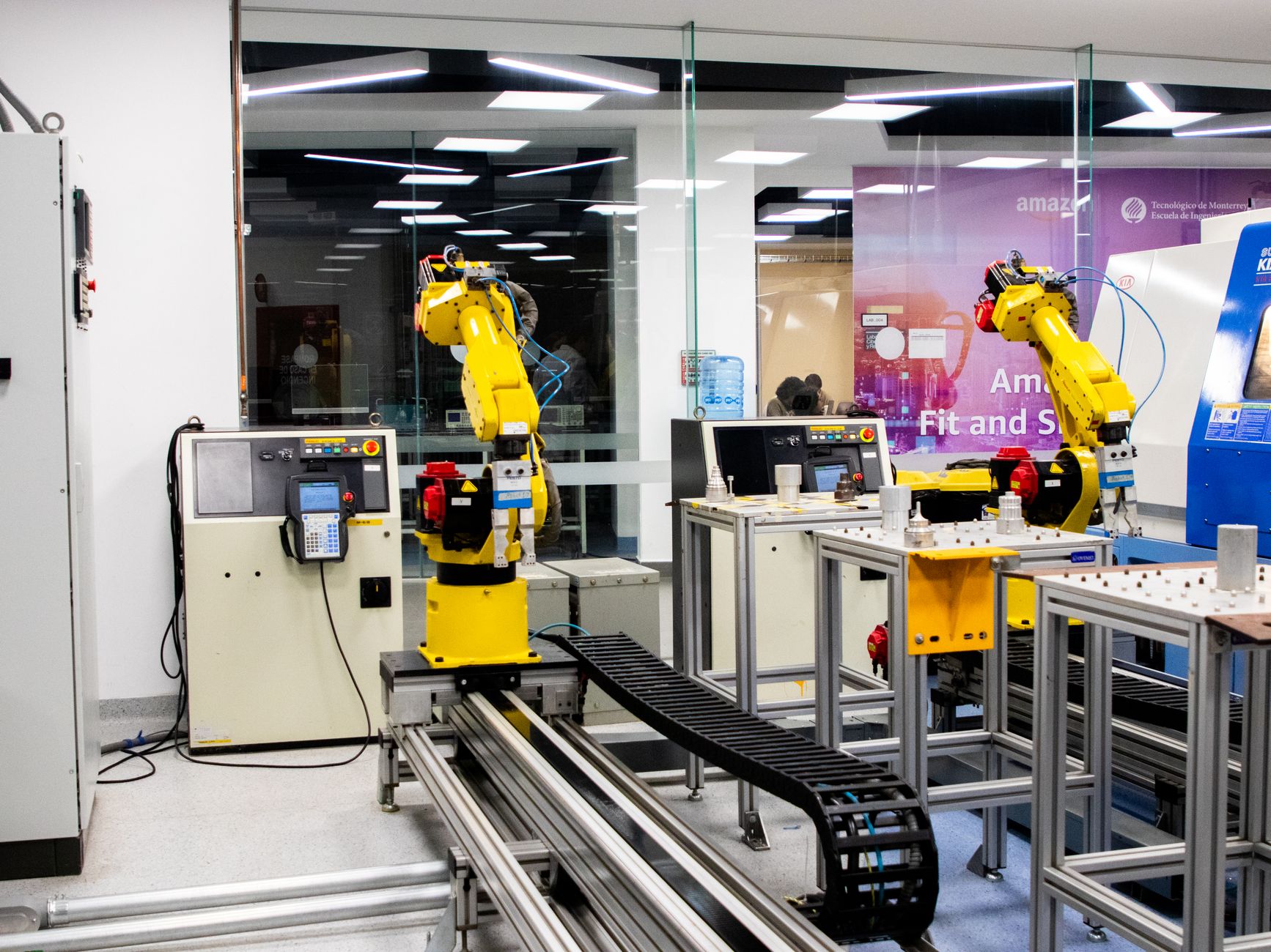 Ramiona robotyczne pracujące w nowoczesnej hali sterowania produkcją