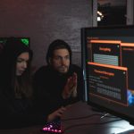 Eksperci cyberbezpieczeństwa analizują zaszyfrowane dane na ekranach
