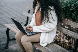 Czy warto używać VPN w publicznym Wi-Fi? Zagrożenia i ustawienia ochrony