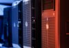 pCloud vs Icedrive: Szwajcarska czy brytyjska chmura z dożywotnią licencją? Serwery w centrum danych oświetlone na niebiesko i czerwono