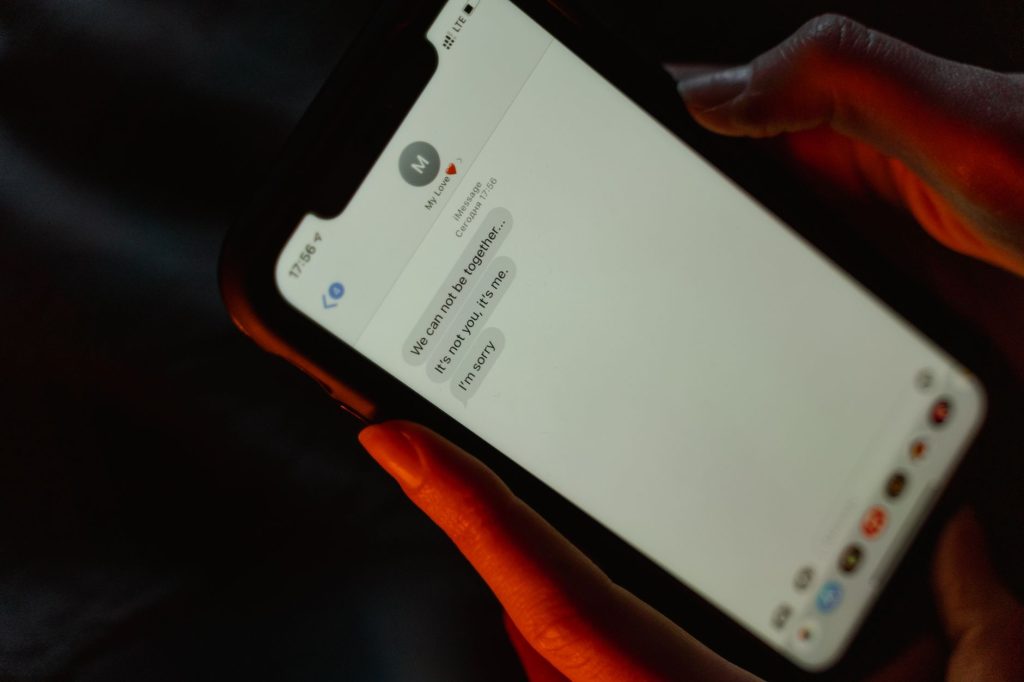 Zbliżenie ekranu smartfona z wiadomością tekstową o rozstaniu